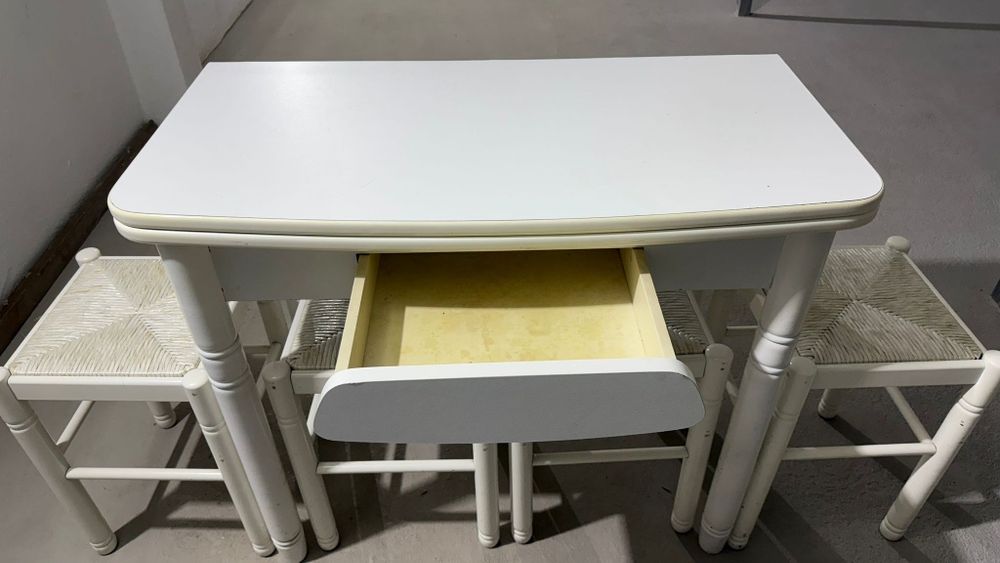 Mesa de cozinha e bancos