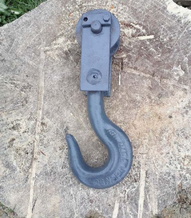 Hak dźwigowy z kołem