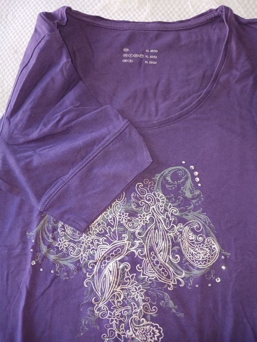 Blusa roxa e cinza
