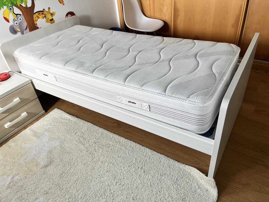 Cama individual + colchão Pikolin + cama extra (gavetão) + mesa de cabeceira