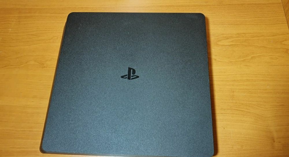 Продам пс 4 slim 1 tb 2 джойстика
