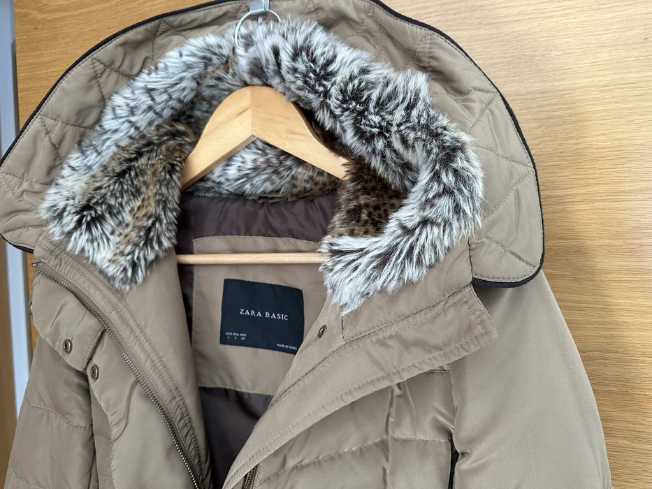 Casaco impermeável de penas com capuz