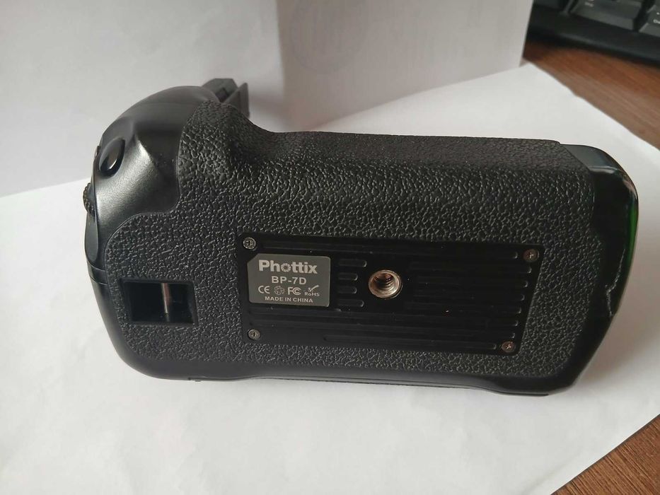 Phottix BP-7D батарейна ручка
