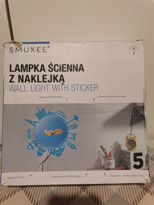 Nowa lampa ścienna z naklejką