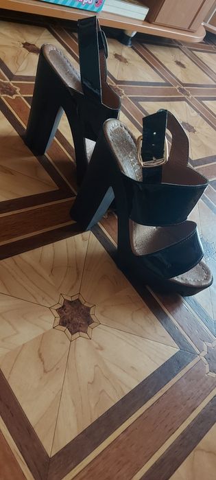 Босоножки на каблуке