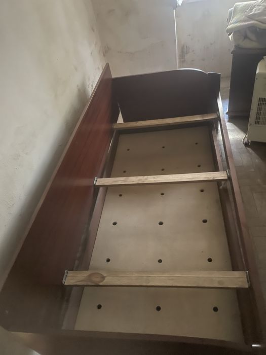 cama de solteiro de madeira e cristaleira madeira forte