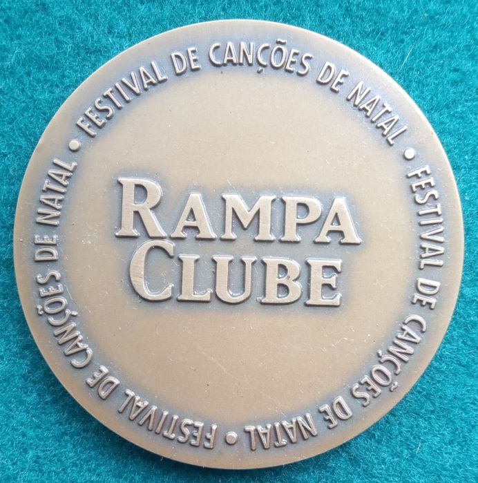 Medalha natal menino nas palhinhas