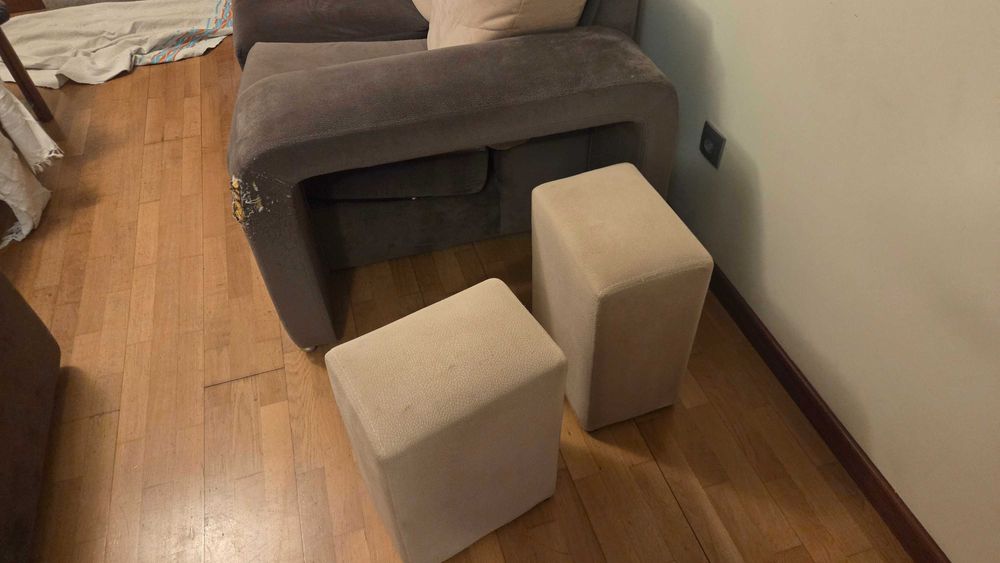Vendo sofá usado, com 1,90 x 0,90m. Possui dois pequenos bancos integrados. Juntamente vai também um puff, com 0,65x0,90m