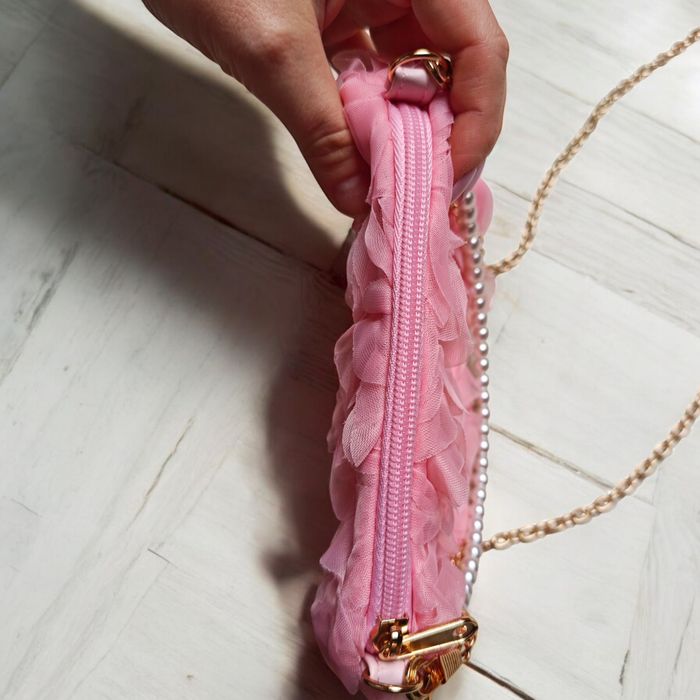 Cudna różowa torebka wizytowa na łańcuszku z perłowym uchwytem