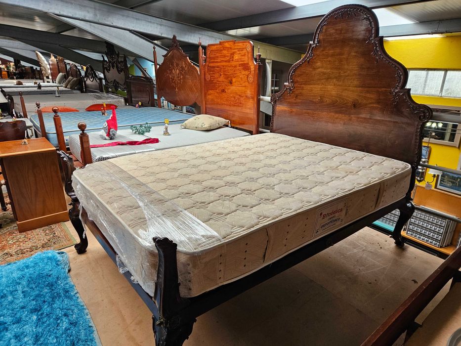 Cama antiga em madeira maciça com estrado e colchão - Bom estado geral