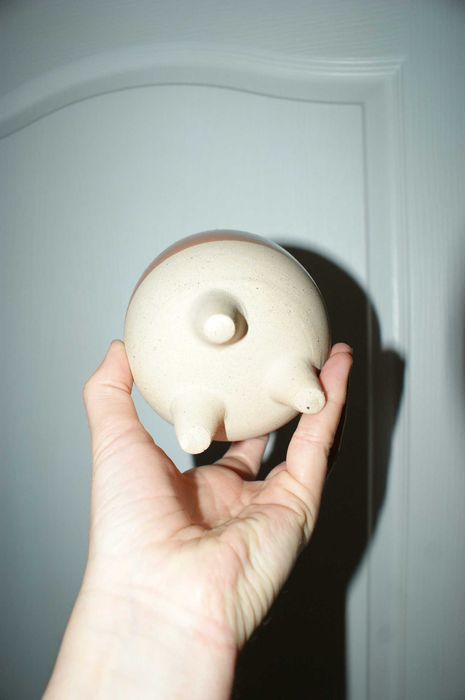 Mała osłonka na doniczkę doniczka na nóżkach boho