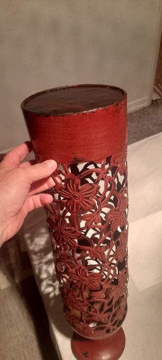 Vaso decorativo, esta pintado para parecer velho. em ferro fino, lindo