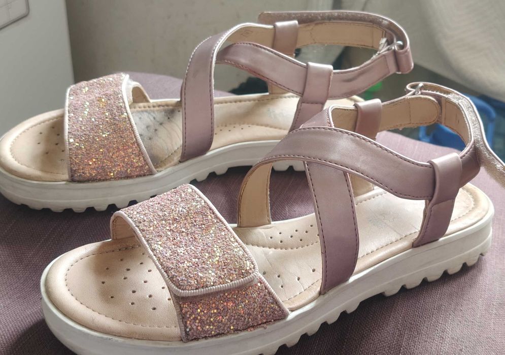 Продам босоніжки фірми Geox