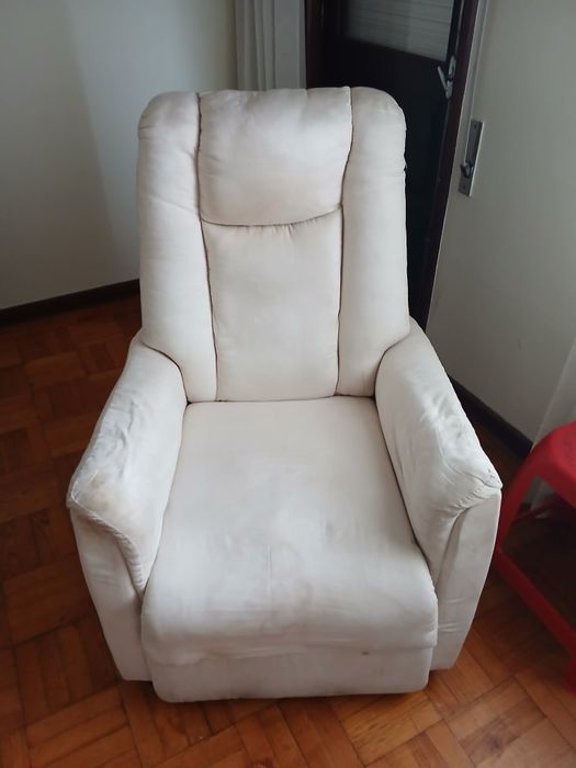 Sofá retrátil com comando