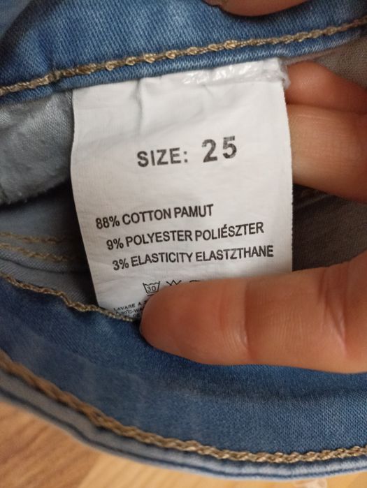 Jeansowe spodenki z przetarciami