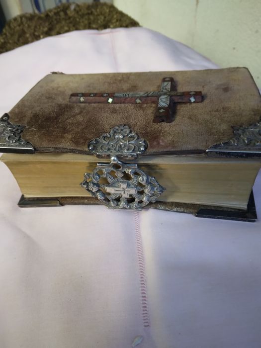 Livro missal apl,, em prata e madrepérola