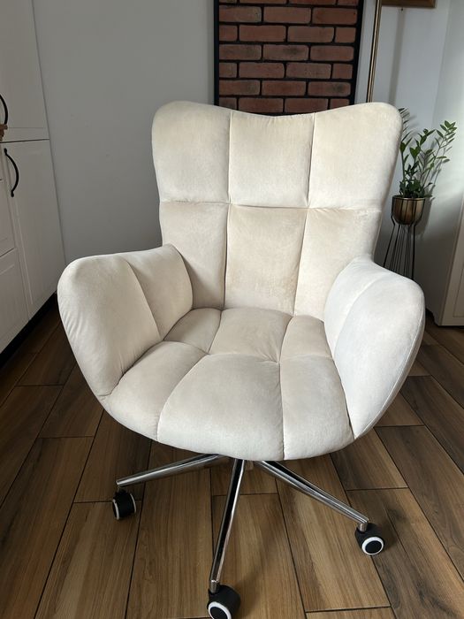 Piękny kremowy fotel