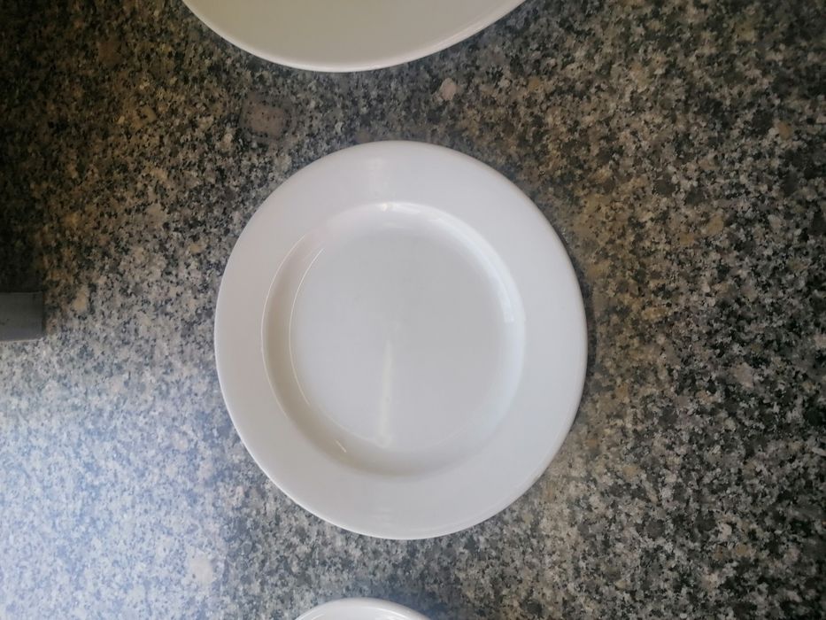 Pratos de sobremesa de porcelana 2 €nidade. Tenho 50 no estoque