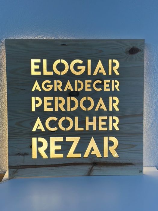 Quadro de madeira e luz