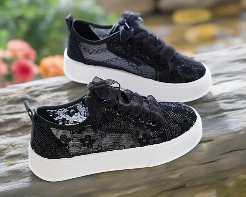 Жіночі чорні мереживні дихаючі кеди