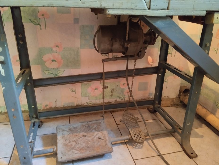 Оверлок промышленный с столом