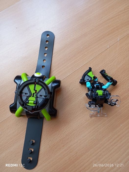Relógio Ben 10 com 2figuras