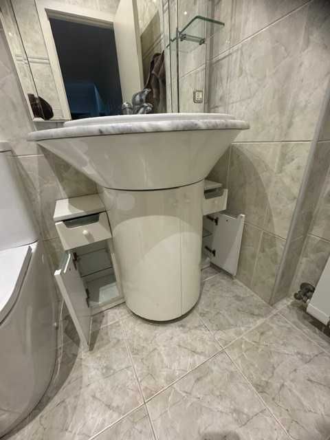 Movel de casa de banho em bom estado
