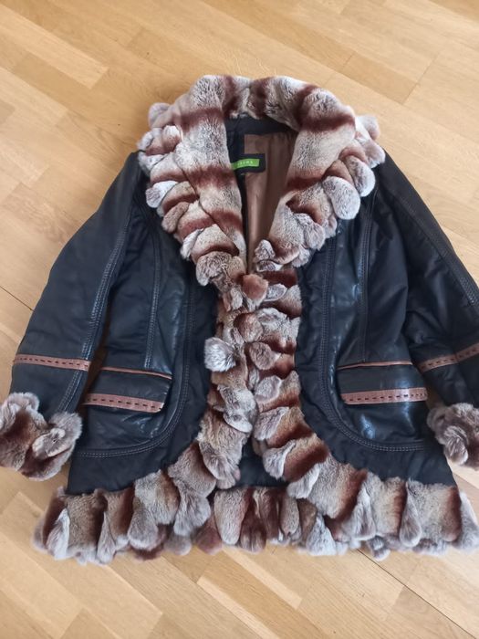 Продається жіноча зимова куртка з хутром шиншили .