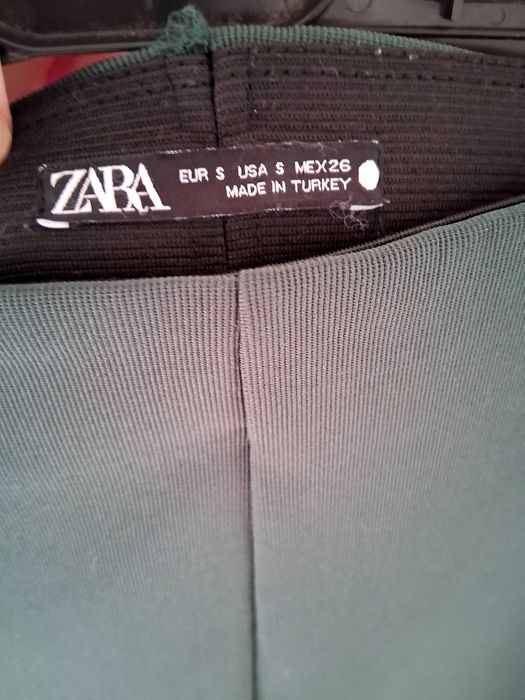 Calças justas,com top Zara.