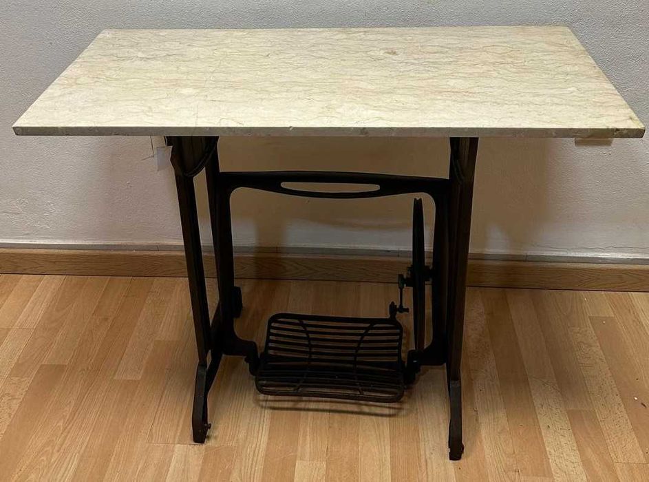 Mesa sobre antiga base de maquina de costura, altura 77 X 100X45 cm