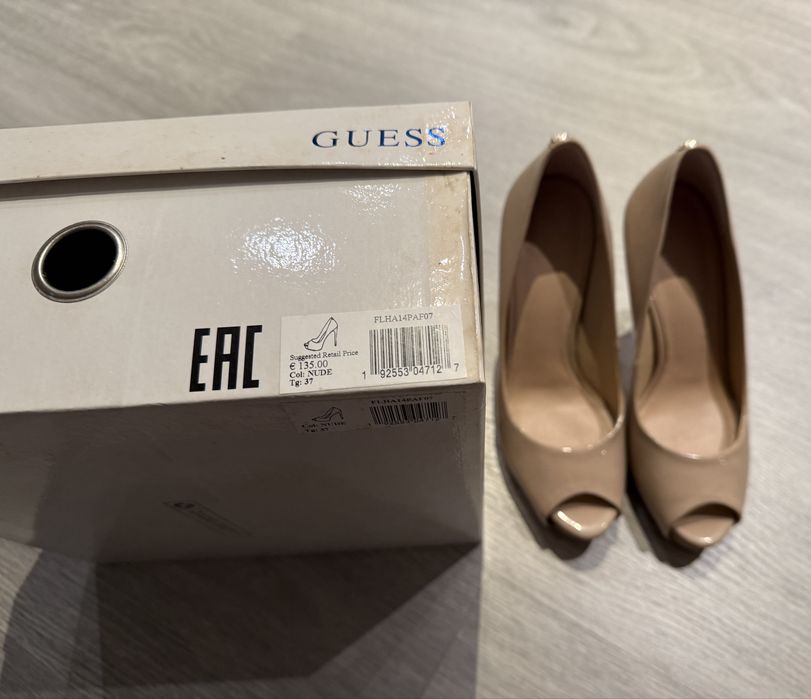 Sapatos nude Guess