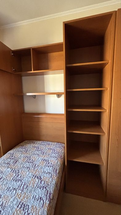 Conjunto móvel e cama de solteiro