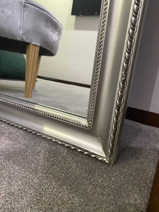 Senhorinha prateada e espelho prateado