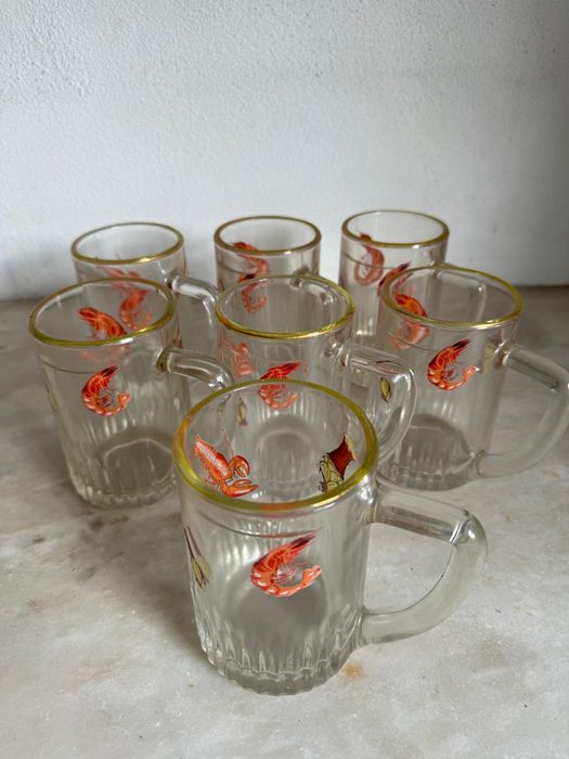 Conjunto de canecas de cerveja em vidro trabalhado