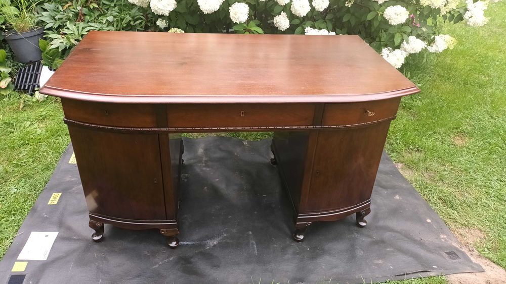 Stare masywne biurko dwustronne z drewna mahoniowego