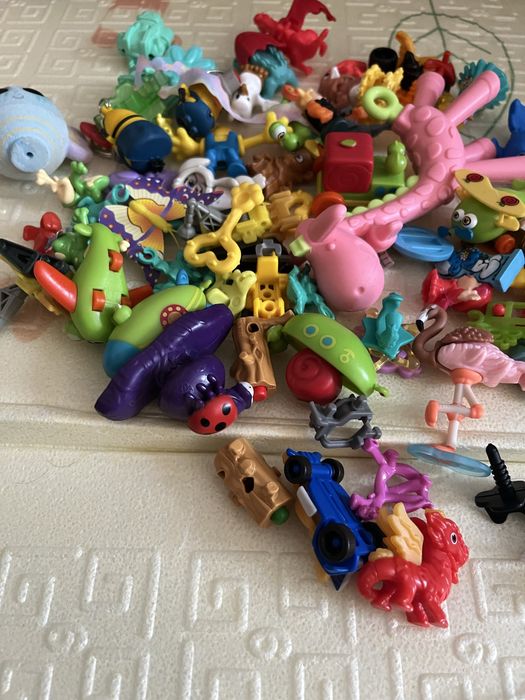 Кіндери, іграшки дитячі