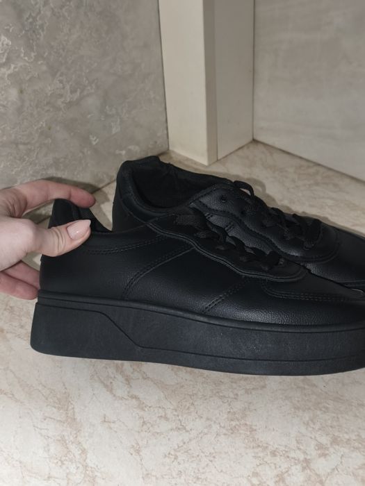 Жіноче нове взуття