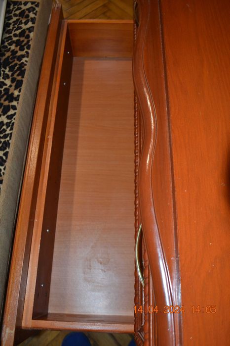 Комод на 4 выдвижных ящика. Высота 90 см. Верхняя крышка: 104х53 см.