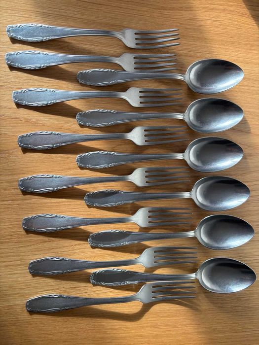 Набори столових приборів ложки, виделки