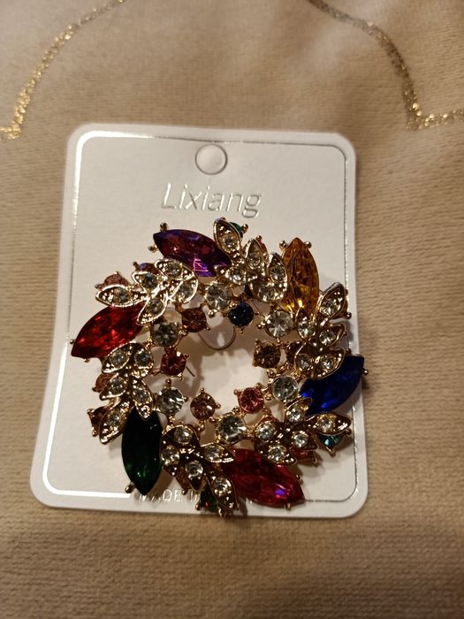 Bogato zdobiona elegancka broszka