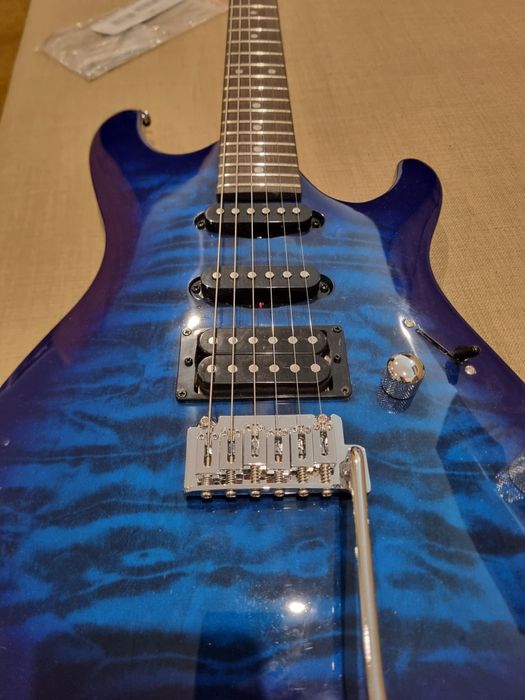 Guitarra Ibanez, cor azul