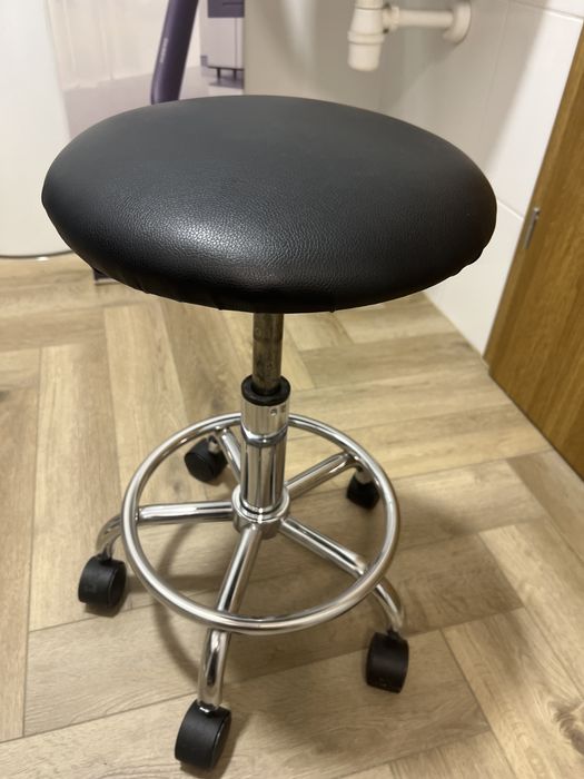 Taboret kosmetyczny jak nowy.