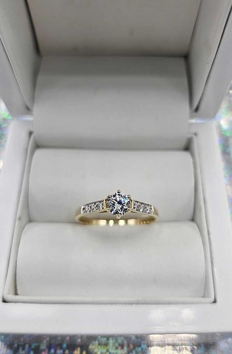 585 Piękny złoty pierścionek z cyrkoniami R:20