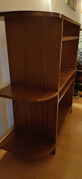 Estante em mogno com várias prateleiras