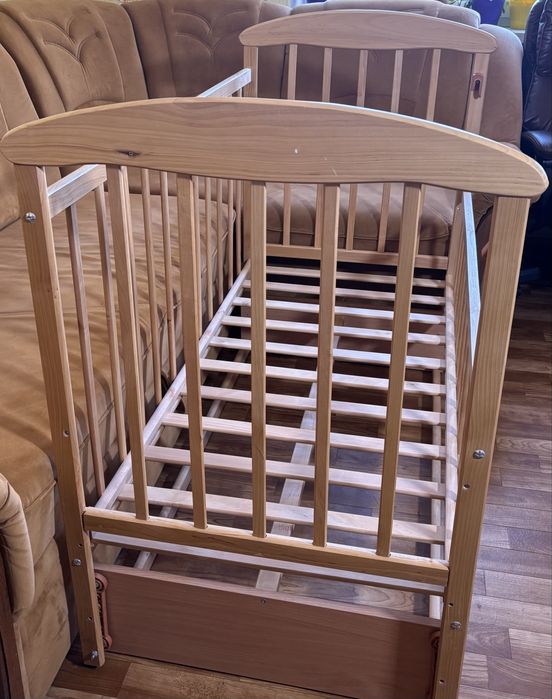 Дитяче ліжечко.