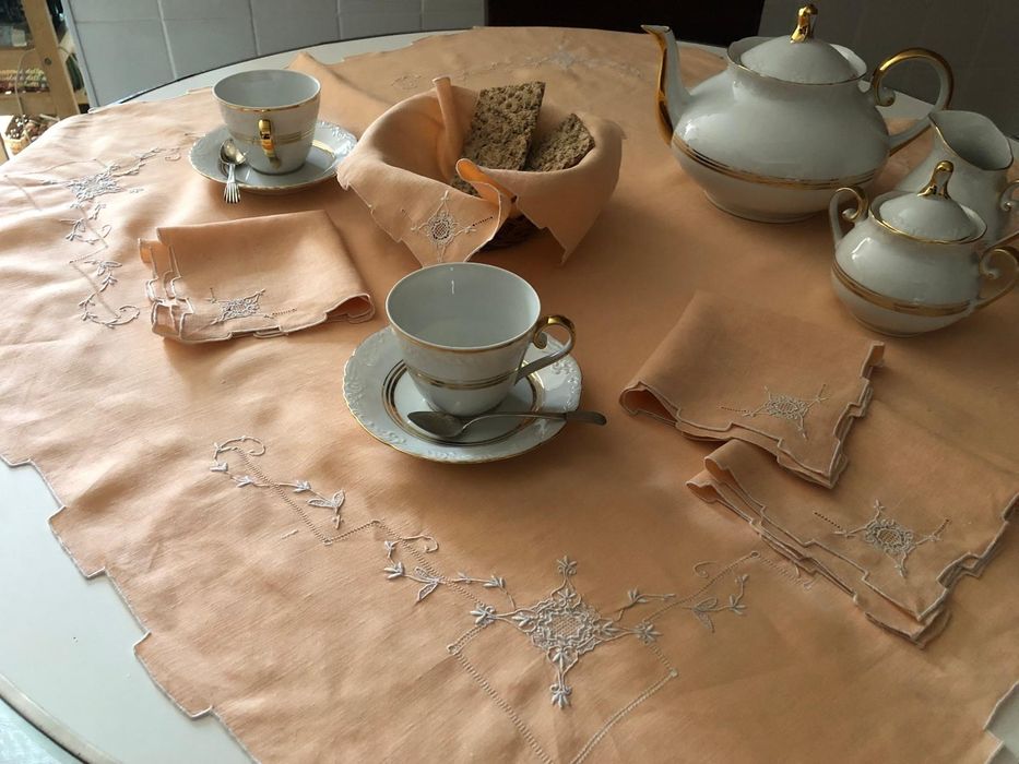 Conjunto de toalha de chá e guardanapos bordados à mão
