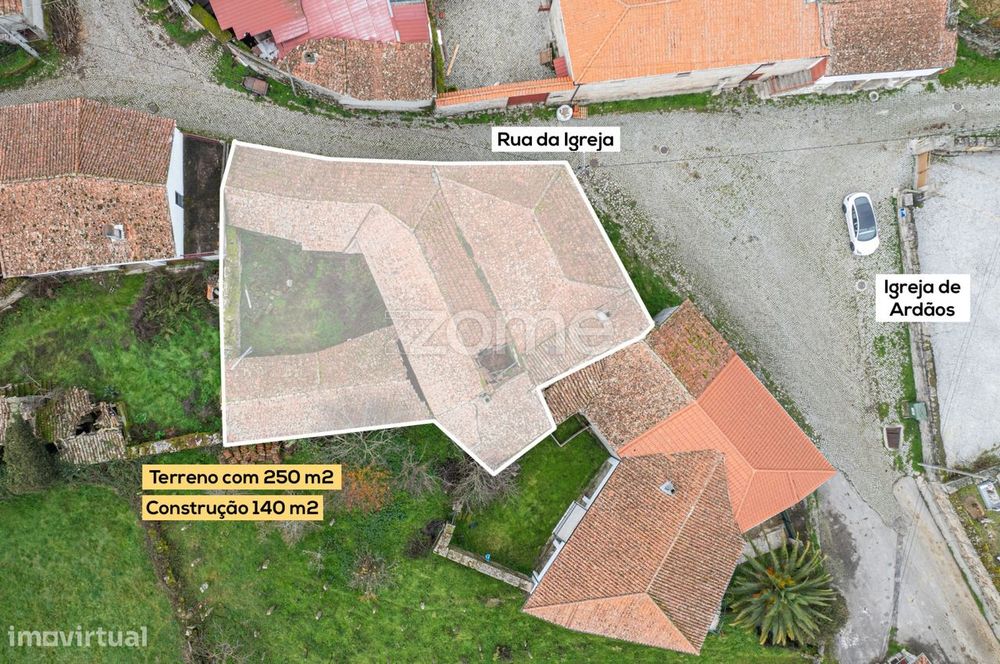 Moradia de 2 pisos com pátio para reconstruir - Ardãos, Boticas