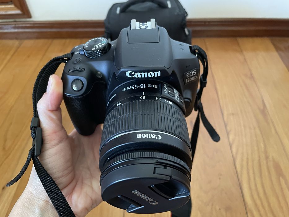 Máquina fotográfica Canon EOS 1300D com lente EFS 18-55mm