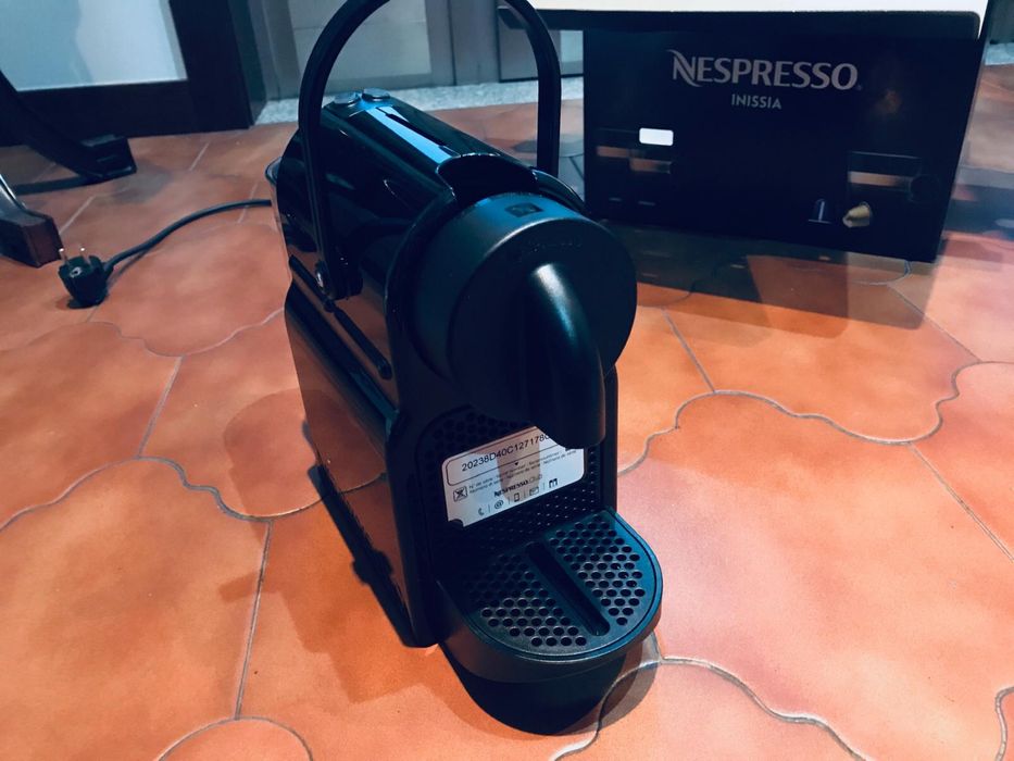 NOVA maquina cafe nespresso inissia preta