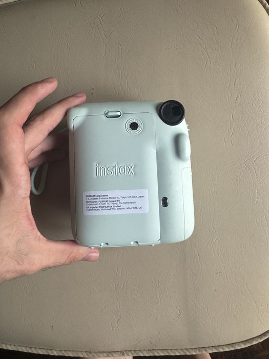 Instax Mini 12 Fujifilm com regargas de fotografias.